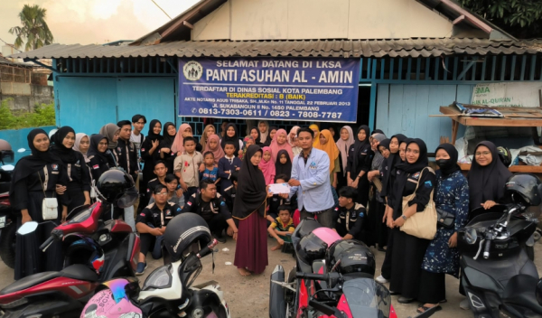 POTRET HMPS PENGEMBANGAN MASYARAKAT ISLAM TEBAR KEBAIKAN DI BULAN RAMADHAN DENGAN BERBAGI TAKJIL DI SIMPANG POLDA SERTA SANTUNAN ANAK YATIM DI PANTI ASUHAN AL - AMIN PALEMBANG